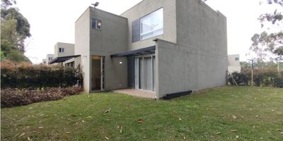 se reneta hermosa casa en la ceja con acabados de lujo con un area de 260m2 y con una construccion de 137m2 distribuidos en sala con chimenea, comedor,cocina integral,zona de ropas,3 habiatciones,2 closte, un vestier, 3 baños privados,una amplia zona verde, parqueadero cuarto util y vigilancia 24/7.

asesor: Juan Hernandez

celular: 3006663289

codigo wasi: 9655877
