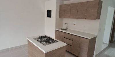 Apartamento en Arriendo San Javier Medellin
Apartamento en excelente ubicación ideal para quienes buscan comodidad y fácil acceso a transporte público.El apartamento está en un piso 4 y cuenta con las siguientes comodidades: Sala comedor, ventanal, 2 alcobas, 1 closet, 2 baños,  cocina integral en isla y estufa a gas, zona de ropas, red de gas y piso en cerámicaZona residencial tranquila y bien comunicada, con cercanía a colegios, supermercados, parques y rutas de transporte que conectan con toda la ciudad. Se encuentra 2 cuadras de la Iglesia de San Javier