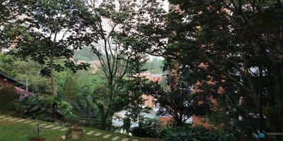 Apartamento dúplex en arriendo en Envigado, con un área de 68 m² distribuidos en 3 habitaciones con clóset, sala comedor, cocina integral y zona de ropas. Cuenta con 2 baños completos, balcón y parqueadero. Este inmueble se destaca por su distribución cómoda en dos niveles, excelente iluminación natural y un ambiente acogedor que brinda privacidad y funcionalidad en cada espacio. La unidad cuenta con ascensor, portería 24 horas, piscina, zonas verdes y espacios recreativos ideales para disfrutar en familia. Ubicado en un sector residencial de Envigado con acceso a transporte, supermercados, instituciones educativas, parques y vías principales.