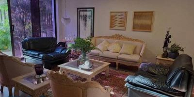 Características del inmueble: • Área total: 366.59 m² (249.63 m² construidos + terrazas y zonas libres) • 1 nivel • 4 habitaciones (principal con vestier, baño privado, bañera y cabina en vidrio templado) • 5 baños en total • Alcoba de servicio con baño privado • Sala y comedor independientes • Biblioteca o estudio • Cocina abierta, integral, remodelada, con mesón en quarztone y comedor auxiliar • Zona de ropas • Terraza amplia con excelente distribución de espacios interiores y exteriores • Parqueadero doble paralelo + cuarto útil • Red de gas y servicios públicos ✨ Acabados: Pisos en madera natural en alcobas principales Cabinas de baño en vidrio templado Detalles modernos y espacios luminosos  Ubicación privilegiada: Ubicado en Astorga, El Poblado, sector residencial y tranquilo, cerca de: Éxito de El Poblado Parque de El Poblado Zona financiera y gastronómica Calle 10 y vías principales con fácil acceso al transporte público  Valor de venta: $2.090.000.000  Administración: $1.240.000  Predial trimestral: $2.562.873