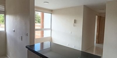 Descubre este acogedor apartamento en arriendo en La Ceja, sector La Cruz, ideal para quienes buscan un espacio funcional y confortable. Con 56 m², ofrece 2 habitaciones con clóset, 2 baños con cabina, sala comedor amplia e iluminada, cocina integral con red de gas, zona de ropas independiente y pisos en cerámica que aportan facilidad de mantenimiento.

Ubicado en una unidad abierta que brinda tranquilidad y seguridad con vigilancia nocturna. Además, cuenta con juegos infantiles, zonas verdes y parqueaderos comunes que garantizan comodidad para residentes y visitantes. Su ubicación estratégica permite disfrutar de un ambiente residencial con fáciles vías de acceso y diversas rutas de transporte que conectan rápidamente con el centro del municipio y sus alrededores.

Un espacio pensado para que disfrutes cada momento en familia, combinando comodidad, practicidad y un entorno lleno de vida.

¡City Raíz busca su tranquilidad! - Código: 16969
Contáctanos por WhatsApp al 310 840 1461 o llamándonos al 604 411 7372
www.cityraiz.com
