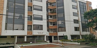 CEDRITOS, CERCA A CLL 140, CENTROS COMERCIALES, EDIFICIO CON DOS PORTERÍAS, 3 ASCENSORES, GYM, ZONA INFANTIL, SALONES SOCIALES, PARQUEADERO DE VISITANTES Y DE BICICLETAS, BBQ EN LA TERRAZA. EN APTO CONSTA DE SALA COMEDOR, 1 ALCOBA CON CLOSET, UN BAÑO, COCINA INTEGRAL, PISOS EN MADERA LAMINADA, GARAJE CUBIERTO, PISO 4 CON ASCENSOR.