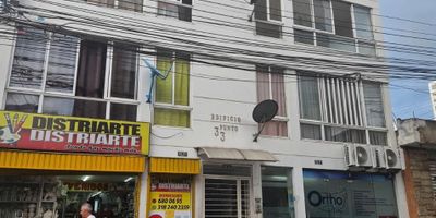 Se vende aparta-estudio sector Centro (Bucaramanga) con las siguientes características: ?Área 34,70 m2?1 habitación ?1 baño?Sala-comedor ?Cocina integral?Zona de ropas?SEGUNDO PISO INTERIOR SIN ASCENSOR?Libre de deudas