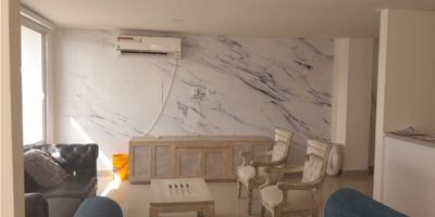 CASA AMOBLADA EN ARRIENDO EN CRESPOHermosa y moderna casa en arriendo. Cuenta con 3 alcobas, 2 baños, sala, comedor, cocina, zona de labores, 1 garaje, balcón y depósito. Vigilancia 24/7 y piscina. CÓDIGO WASI 9655887