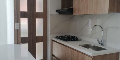 ¡Vive en Calasanz con una vista que inspira! Este apartamento en piso 12 ofrece un ambiente práctico, iluminado y perfecto para quienes buscan comodidad en una de las zonas residenciales más apetecidas del occidente de Medellín.

Cuenta con 2 habitaciones, 1 baño, una sala-comedor funcional y una cocina integral con red de gas, ideal para tu día a día. La zona de ropas independiente y los pisos en cerámica aportan frescura y fácil mantenimiento.

La unidad garantiza calidad de vida con portería 24 horas, zonas verdes, juegos infantiles, piscina, y parqueaderos comunes, creando un entorno tranquilo y apto para toda la familia.

Si buscas un hogar con buena ubicación, excelente conexión y un ambiente agradable, este apartamento es una oportunidad que no puedes dejar pasar.
Agenda tu visita hoy mismo y asegura tu próxima comodidad.

¡City Raíz busca su tranquilidad! - Código: 20074
Contáctanos por WhatsApp al 310 840 1461 o llamándonos al 604 411 7372
www.cityraiz.com