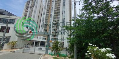 Se arrienda hermoso apartamento en el conjunto Baranoa. piso 9 con un área de 69.78 m2 distribuidos con  tres habitaciones cada una con closet, dos baños, cocina integral,  sala comedor con balcón y  una excelente vista hacia la ciudad parqueadero cubierto, con ascensor,  Zona social:  piscina, juegos para niños, chancha múltiple, salón social su ubicación estratégica le permite quedar  cerca a colegios, universidades, centros comerciales, clínicas, Agende su cita al 3134827828, tramite fácil y sencillo.