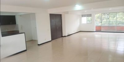 Apartamento en renta de 150 m², ubicado en Sabaneta, sector Betania, a solo 5 minutos del parque principal de Sabaneta.

Cuenta con 4 habitaciones, la principal con vestier, 3 baños, 2 balcones, sala-comedor, cocina integral, zona de ropas, 2 parqueaderos y 2 cuartos útiles. La unidad es completa y ofrece excelentes zonas comunes.

Ideal para quienes buscan amplitud, comodidad y una ubicación estratégica en Sabaneta.

¡Recuerda que te ayudamos en todo el proceso de tu crédito de vivienda!

