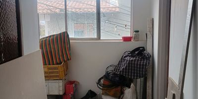 Descubre este cómodo apartamento en Enciso, Medellín, una zona residencial tranquila con excelente conectividad. Su distribución funcional ofrece 3 habitaciones, sala-comedor amplia, cocina eléctrica y baño de servicio, ideal para quienes buscan practicidad y buen aprovechamiento del espacio.
La iluminación natural, los pisos en cerámica y la vista exterior crean un ambiente cálido y acogedor para disfrutar en el día a día. Además, cuenta con depósito, instalación de gas y cercanía a parques, colegios, supermercados y rutas de transporte público, lo que garantiza comodidad y acceso a todo lo necesario.
Una opción perfecta para vivir con tranquilidad y excelente relación costo-beneficio. Agenda tu visita y conoce tu próximo hogar.
¡City Raíz busca su tranquilidad! – Código: 20062
Contáctanos por WhatsApp al 310 840 1461 o llamándonos al 604 411 7372
www.cityraiz.com