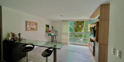 
Se vende bonito y  bien ubicado  aparta estudio en 3 piso en unas de las zonas más exclusivas del barrio Laureles, beneficios del sector( Muy cerca de:  universidad Bolivariana, centro comercial Unicentro, primer y segundo parque Laureles,  3 cuadras de la Avenida 33 , a cuatro cuadras de avenida 76 y 80).

Cuenta con Área  50 M² construidos estilo loft  (un solo habiente sin cuartos divididos ), distribuidos de la siguiente manera, cocina semi integral abierta ,un baño completo caminado en vidrio templado , cuarto Vestier ,zona de ropas independiente, parqueadero, portería 24/7 predial $1.600.000 anual
