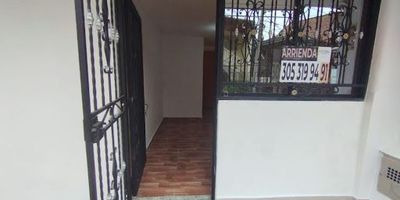 Apartaestudio independiente de un solo ambiente ubicado en el primer piso. Este inmueble está diseñado para brindar total privacidad y funcionalidad. La cocina es de tipo integral y cuenta con conexión a la red de gas natural. Dispone de un 1 baño completo y, como característica adicional, incluye parqueadero exclusivo para una moto. Este es un espacio compacto y bien equipado