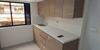 Apartamento en Venta San Javier MedellinTiene un área de 80 m2 . Se encuentra en un piso 2. Cuenta con las siguientes comodidades: sala comedor, balcón, 3 alcobas cada una con closet, 2 baños cabinados, cocina integral con estufa a gas, zona de ropas, red de gas, piso en cerámica, cuarto útil.Se encuentra en una excelente ubicación, con un buen servicio de transporte publico y cerca de colegios y supermercados