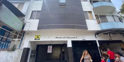 Apartamento en arriendo ubicado en el barrio diamante 2, con excelente distribución. Cuenta con 3 alcobas con closets, sala-comedor, cocina integral, zona de ropas y 2 baños, parqueadero para carro. Ideal para familias que buscan comodidad y funcionalidad. ¡Trámite rápido y sencillo! Agenda tu cita hoy mismo.