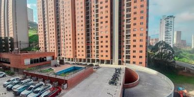 Apartamento para estrenar en arriendo ubicado en Sabaneta, cuenta con buenos acabados, buena iluminación, 3 habitaciones, 3 closet, 2 baños, sala comedor, cocina integral, biblioteca, cocina integral, balcón, se encuentra en zona campestre rodeado de naturaleza, esta en una esquina y cuenta con vista al sur y a las zonas comunes, la unidad cuenta con portería 24horas, ascensores, parqueaderos,  juegos infantiles, salón social, turco y sauna, gimnasio, sala de cine, zona BBQ, aun están en construcción, se encuentra en zona campestre rodeado de naturaleza, esta subiendo por la vaquita y vía principal Avenida Poblado, cerca a restaurante la octava maravilla, cuenta con rutas integradas del metro.
