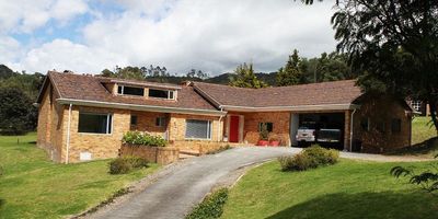 Espectacular casa en condominio en La Calera, rodeada de naturaleza, muy iluminada Lote: 1900 M2 estimados. 260 mts. Tres (3) habitaciones con baño, Family Room, Altillo de 30 m2, cuarto y baño de servicio, patio de ropas independiente, garaje cubierto para 2 carros + 2 exteriores
CONJUNTO
Salón comunal, gimnasio, área social, chimenea, BBQ, juegos y area para reuniones.
Cancha de tenis Cancha múltiple dos parques infantiles Sendero ecológico
Seguridad: Cerca perimetral eléctrica + Recorredores Securitas. Informes: Claudia Rugeles