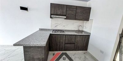 Apartamento en Venta en Santa Rosa de Cabal

InmoHogar te presenta este acogedor apartamento de 72 m², ubicado en una zona tranquila, residencial y de excelente valorización. Su amplia e iluminada sala comedor crea un ambiente perfecto para disfrutar en familia. La cocina integral en forma de L, equipada con muebles superiores e inferiores, tope en granito y barra americana, combina diseño y funcionalidad.

El apartamento cuenta con tres habitaciones, siendo la principal con clóset, y un baño amplio. La zona de ropas es independiente, ideal para mayor comodidad. Se entrega completamente nuevo, listo para estrenar.

Su ubicación estratégica te permite acceder fácilmente a panaderías, droguerías, zona comercial cercana, transporte público y vías principales.

Una excelente opción para vivir o invertir. Agenda tu visita y conoce esta gran oportunidad.
✨ DESCUBRE TU NUEVO HOGAR CON INMOHOGAR ✨
