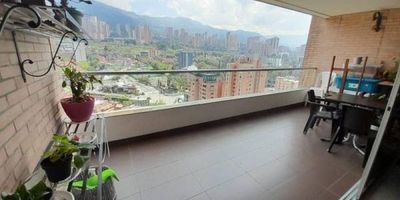 Edificio ubicado en el barrio el Poblado sector Loma los Parra bajando, a 1 cuadra de la transversal inferior, cerca de la av Poblado y cerca al hotel San Fernando Plaza y al cc Tesoro, estrato 6, apto con vista panorámica hacia el oriente, está ocupado por el propietario, libre de hipoteca, fácil transporte público. Cuenta 2 habitaciones con posibilidad para una tercera con baño, la principal con baño y vestier, 4 baños más 1 social, 1 estudio. Sala Comedor. Amplio balcón, cocina y cuarto de servicio con zona de ropas. Posee parqueadero doble paralelo, no posee útil.