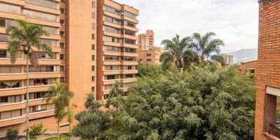 Penthouse dúplex completamente remodelado, 256 m2 , distribuidos en el primer nivel en sala comedor, balcón, cocina abierta , alcoba de servicio con su baño completo, estudio ó biblioteca, chimenea, una alcoba amplia con baño completo y vestier, baño social completo, zona de ropas y closet de linos, en el segundo nivel se encuentra dos alcobas cada una con vestier y baño completo. 2 parqueaderos independientes y 2 cuartos útiles. Unidad completa rodeado con mas de 22.000 m2 de zona verde, piscina, juegos infantiles , entre otros.