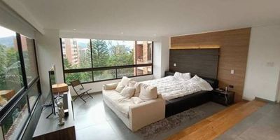 Descubre el lujo y la elegancia en este impresionante apartamento ubicado en una de las zonas más prestigiosas del Poblado. Con una extensión de 390 metros cuadrados, este apto ha sido completamente reformado hace tan solo 2 años, garantizando un diseño moderno y actualizado. Al ingresar, serás recibido por una sensación de sofisticación que se extiende por todo el apartamento. Los acabados de excelente calidad resaltan la atención meticulosa al detalle y brindan una experiencia de vida excepcional. Cada espacio ha sido cuidadosamente diseñado para ofrecer una armonía perfecta entre estilo y funcionalidad. El apartamento tiene un solo nivel, brindando una distribución fluida y cómoda. Las 4 habitaciones son verdaderos refugios privados, cada una con su propio baño privado y vestier privado, proporcionando una sensación de exclusividad y comodidad para todos los residentes. La cocina abierta es un sueño hecho realidad para los amantes de la gastronomía, con su diseño moderno y equipamiento de primera calidad. Pero eso no es todo, lo mejor está reservado para los amantes de la naturaleza. Disfruta de una hermosa vista panorámica rodeada de verde, creando un ambiente tranquilo y relajante. Es el escenario perfecto para disfrutar de momentos de paz y serenidad. Este apartamento en el Poblado es una oportunidad única para aquellos que buscan un estilo de vida de lujo y confort en una ubicación privilegiada. No esperes más para convertirlo en en tu hogar. ¡Contáctanos!