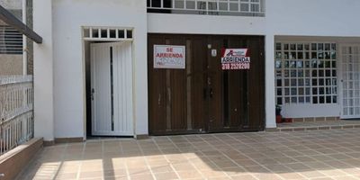 Se alquila apto 1 piso para estrenar consta de 2 habitaciones con closet, 1 baño, sala comedor, cocina equipada con muebles superiores e inferiores, zona de oficios, servicios incluidos. Excelente zona, fácil acceso a transporté publico y buena salida y entrada. agenda tu cita.