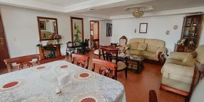 cómodo y amplio apartamento piso 9 ubicado en laureles, nos ofrece una área de 167 metros aproximadamente, sala comedor, 3 alcobas mas una de servicio, 1 Vestier, 3 closet, cocina integral, red de gas, ascensor, parqueadero propio doble paralelo, patio, zona de ropa y terraza, paga una administración de $500.000 mensual