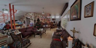 Hermosa Casa esquinera en Venta en Laureles Ubicada en una de las zonas más exclusivas de Laureles, esta amplia propiedad de dos niveles ofrece un lote de 382 m² y una construcción de aproximadamente 500 m², brindando un espacio perfecto para el confort y la convivencia familiar. consta de 6 amplias alcobas, ideales para descansar o como oficinas, espacioso salón y comedor, biblioteca , amplia cocina. Esta propiedad destaca por su distribución funcional, iluminación natural y ubicación privilegiada. ¡Una oportunidad única para vivir en el corazón de Laureles!