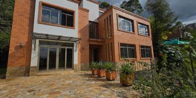 Lujo Exclusivo en El Poblado: Casa en Alto Verde Descubre esta impresionante casa individual en la prestigiosa unidad cerrada en la cola del zorro. Construida en 2004, ofrece 325 m² en un lote de 679 m² con 4 habitaciones, biblioteca, 4 baños completos + 1 social, 3 salas y cocina con ascensor. Disfruta de jacuzzi, turco y balcón con vistas a la montaña. Amplio patio, terrazas y jardines. Garaje doble. Recién remodelada y en impecable estado. Precio : $2.500.000.000. Impuesto Predial Trimestral: $3.135.000. Administración Mensual: $980.000.