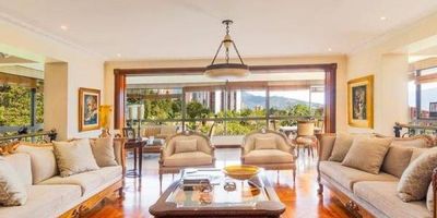 Apartamento exclusivo con 2 ascensores privados, en sector de los Naranjos, cerca del centro comercial el Tesoro, 415 m2 , distribuidos en 4 alcobas , cada una con baño y vestier, principal con jacuzzi, sala, comedor , estudio, biblioteca, 2 balcones con una vista a zona verde, cocina cerrada , alcoba de servicio con baño, puerta blindada. 5 parqueaderos independientes y dos 2 cuartos útiles. 1 apartamento por piso.