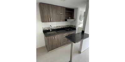 ? Descripción del inmueble en renta – Casa en La Estrella (Barrio Tablaza)

Se arrienda amplia casa ubicada en la Carrera 51 #98 Sur – 237, en el barrio Tablaza, municipio de La Estrella. El inmueble se encuentra en la urbanización Flor del Campo, Torre 4, apto 1122, con acceso a portería y vigilancia, ideal para quienes buscan comodidad, seguridad y una excelente ubicación.

Características principales


 
 ? 3 alcobas
 
 
 ? 2 baños
 
 
 ? Cocina integral
 
 
 ? Sala / comedor
 
 
 ? 3 closets
 
 
 ? Parqueadero: 1
 
 
 ? Zona de juegos
 
 
 ? Zona de ropas
 
 
 ? Cuarto útil
 
 
 ? Zonas verdes
 


Área y uso


 
 ? Área total: 52 m²
 
 
 ? Uso residencial
 


Servicios adicionales


 
 ? Portería
 
 
 ? Vigilancia
 
 
 ✨ Amplias zonas comunes
 


Valor del canon


 
 ? $1.600.000
 

