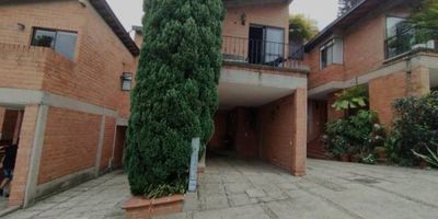 Casa en venta sector los Naranjos. Por escritura 231.62m2+60m2 SIN LEGALIZAR, cuenta con 3 habitaciones + habitación de servicio, 4 baños y medio, cocina tipo integral, cuarto útil, 4 parqueaderos, alcoba de servicio, estudio/biblioteca, terraza, 2 balcones, cuarto hobbies distribuidos en 3 niveles. Además la unidad cuenta con zonas verdes, parqueadero de visitantes, juegos infantiles, y vigilancia 24 h.