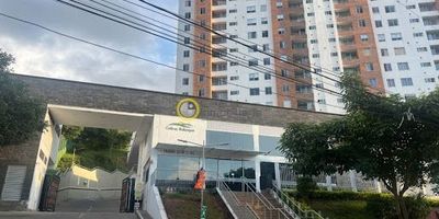 Apartamento en Arriendo en Floridablanca, cuenta con 3 alcobas, 2 baños, sala-comedor con balcón, hall de TV, cocina integral, zona de ropas y 1 parqueadero asignado No. 51 y 1 deposito. Adicionalmente, dispone de excelente zona social. 