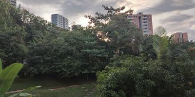 Apartamento dúplex en arriendo en Envigado, con un área de 74m² distribuidos en 3 habitaciones con clóset, sala comedor, cocina integral y zona de ropas. Cuenta con 2 baños completos, balcón y parqueadero. Este inmueble se destaca por su diseño en dos niveles que brinda mayor amplitud, privacidad y una distribución funcional, además de una excelente iluminación natural en todos sus espacios. Es ideal para quienes buscan comodidad y un estilo de vida práctico en un entorno moderno. La unidad residencial ofrece ascensor, portería 24 horas, piscina y amplias zonas verdes, proporcionando un ambiente seguro, tranquilo y rodeado de naturaleza. Ubicado en un sector estratégico de Envigado, con cercanía a supermercados, rutas de transporte, parques, zonas comerciales y vías principales.
