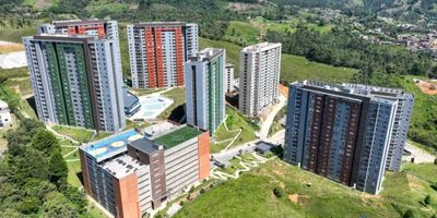 ARRIENDO APARTAMENTO CALDAS PRIMAVERA, 50 m2 aproximadamente, 2 alcobas, 1 closet, sala-comedor, cocina integral, red de gas, calentador, zona de ropas, piso en cerámica, 2 baños, unidad cerrada,con portería 24 horas, 2 ascensores por torre, shut de basuras, cancha múltiple, cancha sintética, juegos infantiles, piscina climatizada, turco, sauna, gimnasio dotado, salón de juegos, salón social y parqueadero de visitantes, buen transporte público, supermercados cercanos. Administración Incluida Nota: Las zonas comunes aún estan en construcción. Admon Incluida