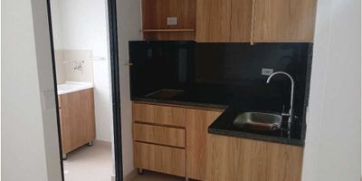 Apartamento para estrenar,se encuentra ubicado en una zona muy central,a unos minutos del parque principal de Envigado,un buen sector con excelentes rutas de transporte.

 

Este inmueble cuenta con cocina integral,zona de ropas independiente,sala comedor amplia,encontramos dos habitaciones con su respectivo clóset,dos baños y cuenta con parqueadero,edificio totalmente nuevo

Que esperas para conocerlo, programa tú visita.
