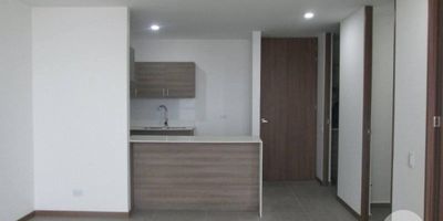 Se arrienda hermoso apartamento de 62 m² ubicado en un piso 11, con excelente iluminación natural y una distribución moderna y funcional. El inmueble cuenta con una amplia habitación con clóset, dos baños, sala-comedor, zona de ropas, balcón con vista agradable y una cocina integral equipada con red de gas, calentador y agua caliente. Tiene pisos en cerámica y parqueadero cubierto, lo que lo convierte en una opción cómoda y práctica para vivir.La unidad residencial ofrece completos servicios y amenidades como ascensor, piscina, zonas verdes, zona deportiva, cámara de seguridad, portería 24 horas, shut de basuras y parqueadero para visitantes, brindando seguridad y bienestar.Su ubicación es altamente estratégica, cerca del Centro Comercial City Plaza, el parque principal de Envigado, la Loma del Escobero, el Hospital Manuel Uribe Ángel y diagonal al Biocity Epic. Además, cuenta con excelentes rutas de transporte y fácil acceso a supermercados, colegios, universidades, zonas comerciales,