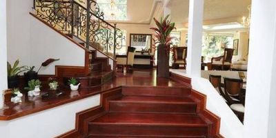 esta casa es ideal para familias numerosas. cuenta con 5 habitaciones cada una con baño lo que la hace muy atractiva porque no es fácil conseguir estos espacios así tan definidos. ademas tiene estudio o biblioteca, sala doble y comedor en unos subniveles que la integran toda pero al mismo tiempo permiten que cada espacio pueda ser disfrutado por separado. el jardin es inmenso rodeado de mucho verde. esta cerca a el centro comercial el tesoro, mall del este, clinica del rosario y varios sitios comerciales ideales para todos los miembros de una familia