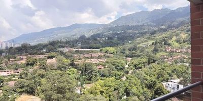 Apartamento de 90 m² con una distribución cómoda y muy bien aprovechada: cuenta con 3 alcobas (2 con clóset y la principal con vestier), 2 baños cabinados, baño social, sala-comedor amplia y luminosa, cocina integral abierta con barra americana, zona de ropas generosa, pisos en porcelanato y laminado, parqueadero doble lineal cubierto y cuarto útil en el mismo nivel del parqueadero. La unidad ofrece portería 24/7, vigilancia, citófono, circuito cerrado, alarma perimetral, salón comunal, piscina, gimnasio, turco, sauna, cancha múltiple, parque infantil y shut de basuras. Es un inmueble en excelente estado, con acabados modernos, luz natural y una vista abierta dentro de un entorno tranquilo y seguro. Ubicado cerca del Mall Terrazzino Plaza, Mall City Plaza, Colegio Cumbres, Universidad de Envigado, rutas de transporte público e integrados al Metro, lo que garantiza movilidad ágil y gran calidad de vida.