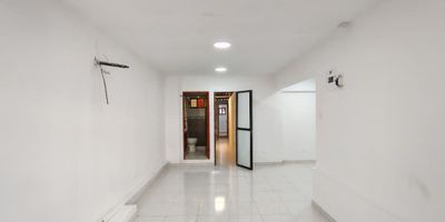 Local comercial para arriendo en segundo piso, con 60 M2 y su ubicación en la avenida principal de Bocagrande de Cartagena este local es la oportunidad ideal para expandir tu negocio. En pleno corazón turístico y comercial del sector, el local cuenta con luces led, 1 baño independiente y bodega; A pocos metros de la playa y la bahía, cerca a reconocidos centros comerciales, modernas salas de cine, restaurantes tradicionales y de comidas típicas, boutiques, droguerías, iglesia, bombas de gasolina, instituciones financieras y medicas, a pocos minutos del centro histórico, cómodas vías de acceso, transporte publico cercano.