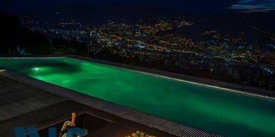 Espectacular casa de lujo en Las Palmas, con vista inmejorable a Medellín! Con acabados impresionantes y diseño moderno que te deja sin aliento. La casa de 800 mt., esta construida en un lote de 3.700 mt, rodeado por bosques nativos y manantiales de agua. Cuenta con 6 habitaciones cada una con su baño y vestier. El espacio de sala comedor es gigante e imponente, con un innovador baño social en forma de circulo que cautiva la atención de los visitantes. Cada detalle hace que el ingreso a esta casa sea toda una experiencia. En la terraza encontramos una piscina / spa y área de bbq. Esta ubicada en una parcelación exclusiva, con ubicación estratégica y vigilancia 24 horas. También cuenta con apartamento independiente para mayordomo o empleados.