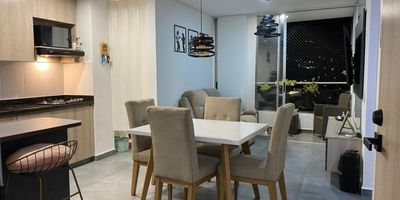 ¡Hermoso apartamento en venta en Sabaneta, sector La Doctora!
Este moderno apartamento de59 m²ofrece una ubicación estratégica, cerca de laUniversidad San MartínyUnisabaneta, ideal para quienes buscan comodidad y accesibilidad. Con una excelente distribución, el apartamento cuenta con:
Doshabitacionesamplias, cada una con su propio clóset,dosbaños, una cómodasala-comedorcon acceso al balcón,cocina integralbien equipada,zona de ropasindependiente, unbalcóncon una vista espectacular, ideal para relajarse,cuarto útilpara almacenamiento adicional yparqueadero cubierto.
La unidad residencial está diseñada para el disfrute y bienestar de toda la familia, ofreciendo diversas comodidades como:Portería permanentepara mayor seguridad, piscina, turco y saunapara el máximo relax, salón socialpara eventos,juegos infantiles y gimnasiodotadopara mantenerse en forma. 
¡No dejes pasar esta oportunidad! Agenda tu cita al 3012021300 y descubre todo lo que este espectacular apartamento tiene para ofrecer.