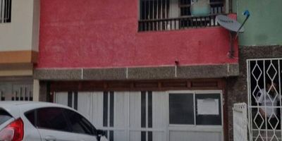 Casa con excelente ubicación en laureles santa teresita, unifamiliar con espacios amplios para disfrutar en familia y con tus amigos. con un área de 325 m2, 10 de ancho x 23 de fondo, son 3 niveles el 1er nivel tiene un apartaestudio independiente donde tendrás una renta adicional y tiene garaje independiente, 2 patios y un cuarto útil o puede ser también una habitación, otra habitación con su baño privado, la cocina integral abierta y el comedor, una sala y antesala amplias acogedoras para disfrutar unas películas en familia y 2 garajes. 2do nivel un estudio y 2 habitaciones con closet, baño, sala y balcón 3er nivel todo el piso distribuido en una habitación amplia y sala , baño y balcón donde disfrutarás de un gran descanso. 3 de las alcobas con balcon.