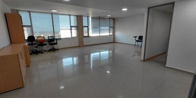 Descubre esta exclusiva oficina corporativa ubicada en un edificio sobre Carrera, con una vista panorámica que inspira productividad y éxito. Con 64 metros cuadrados, cuenta con 2 espacios elegantes y funcionales, baño independiente y divisiones para mayor privacidad. Disfruta de un ambiente confortable con aire acondicionado central y piso en baldosa. Además, ofrece seguridad las 24 horas con vigilancia privada, alarma y detección de humo. Con acceso a ascensor, cableado de red y citófono, esta oficina es ideal para empresas que buscan un espacio corporativo en una zona comercial privilegiada. ¡Haz de este lugar tu nueva sede empresarial!