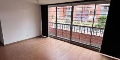 Apartamento moderno en La Felicidad, con excelente ubicación cerca de Av. Boyacá, Av. Ciudad de Cali, CC Multiplaza y CC Hayuelos. Cuenta con 3 alcobas, 3 clósets, 2 baños, salón-comedor, estudio/biblioteca, balcón, cocina integral, zona de ropas, red de gas y calentador a gas. Incluye parqueadero privado. Conjunto con gimnasio, piscina, salón social, juegos infantiles y amplias zonas verdes.
Canon con administración incluida. ¡Listo para vivir y disfrutar!