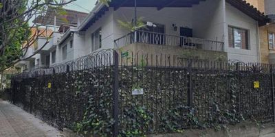 ¡Oportunidad de inversión en Belén Rosales! Propiedad esquinera con excelente proyección de rentabilidad, ubicada en una zona de alta demanda en Medellín. Con potencial de construcción y norma en baja mixtura que permite desarrollar 9 viviendas con un área promedio de 65.54 m² y 1 local de 50m2. IC: 2.7 Densidad: 350 v/h IO: 60% Perfecta para inversionistas que buscan estabilidad y valorización.