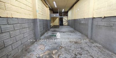 Bodega en arriendo en Trinidad Belén.

Perfecta para tu operación logística o comercial. Esta bodega de 70 m² cuenta con medidas aproximadas de 7 metros de frente por 10 de fondo, La Bodega cuenta con zona de cargue y descargue, puerta camión,  energía monofásica 220 ,3,2 mts de altura, parqueo, piso en concreto reforzado zona de parqueo exterior. 
Ubicada en una zona industrial de alta mixtura, cerca de la estación Industriales y la Av. 30, con excelentes vías de acceso como la Cra. 65, Calle 30, Av. Guayabal y Av. Regional. Incluye zona para visitantes y entorno estratégico para tu operación. (Al valor publicado se suma IVA) ¡Contáctanos hoy y asegura este espacio! SE ENTREGA SIN AMOBLAR