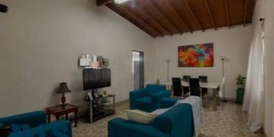 Amplia y agradable casa dividida en 2 apartementos, ubicada en belen alameda ofrece 7 alcobas, 8 baños, 2 sala comedor, 2 cocinas integrales, balcon, ceramica, red de gas , estrato 5 , parqueadero, 2 alcobas de servicio, cerca al parque de belen, excelentes rutas de transporte y de acceso.
