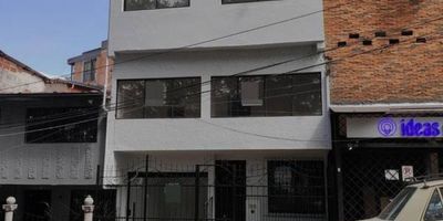 Edificio de 4 niveles para la venta en el sector de Belén Aliadas, ofrece 360 Mt de área, 7 metros de frente y 13.5 de fondo, puede ser para uso comercial o habitacional, con permiso de curaduría, estrato 4, garaje y cuarto útil, Predial $ 250.000, no paga administración.