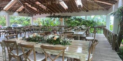 Esta hermosa casa está ubicada en el sector de san Lucas en el poblado. Esta casa está parcialmente remodelada, tiene 8 cuartos cada una con baño y cuenta con una cabaña independiente aparte de la casa principal. Está cerca de colegios, súper mercados, restaurante y cerca de la iglesia de san Lucas. Excelente zonas verdes en una zona de total tranquilidad en la que toda familia podrá descansar alejada de los ruidos de la ciudad.