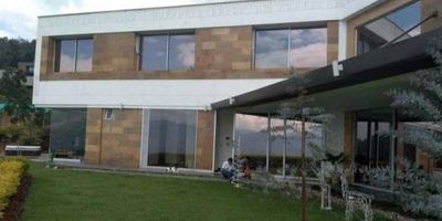 HERMOSA CASA CON FACHADA MODERNA ,EN PARCELACION EN EL POBLADO VIA PALMAS, PODRAS DISFUTAR DE UN AMBIENTE TRANQUILO , LA UNIDA TIENE 55 CASAS, LAS CASA ES SUPER ILUMINADAY FRESCA . CUENTA CON VISTA GARANTIZADA A LA CIUDAD. CUENTA CON 4 HABITACIONES AMPLIAS CON BAÑO Y VESTIER MAS ALCOBA DE EMPLEADA. ES UN PUNTO DE ALTA VALORIZACION, CERCA A ZONAS COMERCIALES , CERCA A AL TUNEL DE ORIENTE Y CERCA AL POBLADO, Ver Detalle