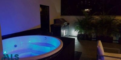 Gran oportunidad de inversión en propiedad para rentas cortas, completamente equipada y con excelente ubicación. Se vende casa con un lote de ciento cincuenta y seis metros cuadrados y una construcción total de cuatrocientos sesenta y ocho metros distribuidos en tres niveles. La propiedad cuenta con doce alcobas y nueve baños, organizados en cuatro unidades habitacionales independientes, lo que la hace ideal para operar como negocio de alojamiento turístico o rentas cortas. En el tercer nivel se encuentran dos jacuzzis, bajo un elegante techo corredizo eléctrico, perfecto para ofrecer una experiencia diferencial a los huéspedes. La propiedad se vende a puerta cerrada, con toda la dotación necesaria para su funcionamiento inmediato: mobiliario, electrodomésticos y utensilios, además de contar con las cuentas activas en plataformas digitales para su operación y posicionamiento en el mercado. Adicionalmente, se incluye una pequeña capacitación personalizada y la presentación de contactos clave, enfocados en el manejo y mantenimiento del negocio.