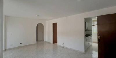 Apartamento ubicado al inicio de la loma del Indio por la avenida Las Palmas Medellín, En urbanización cerrada, cuenta con 78 m² distribuidos en tres habitaciones, dos baños más habitación de servicio completo, salón comedor y cocina.